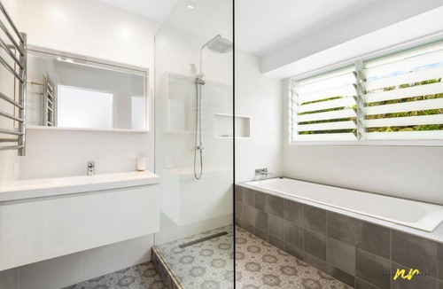Indented Head House | The Esplanade Indented Heads- Beach front, Luxury, Sleeps 8, Spacious, Aircon, Heating,
