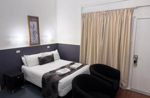 Lakes Entrance Hotel | The Esplanade Motel