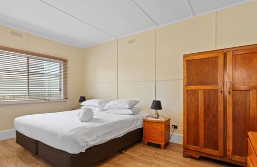 Lakes Entrance Cottage | The Fishermans Cottage - Cosy centrally located cottage ideal for families and groups