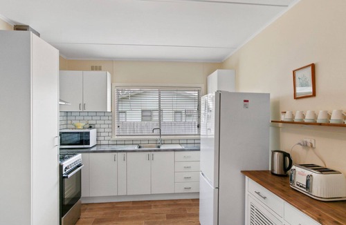 Lakes Entrance Cottage | The Fishermans Cottage - Cosy centrally located cottage ideal for families and groups