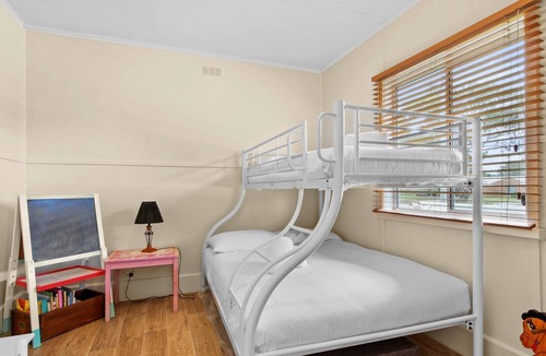 Lakes Entrance Cottage | The Fishermans Cottage - Cosy centrally located cottage ideal for families and groups