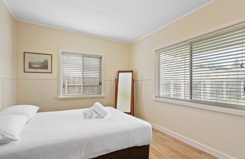 Lakes Entrance Cottage | The Fishermans Cottage - Cosy centrally located cottage ideal for families and groups
