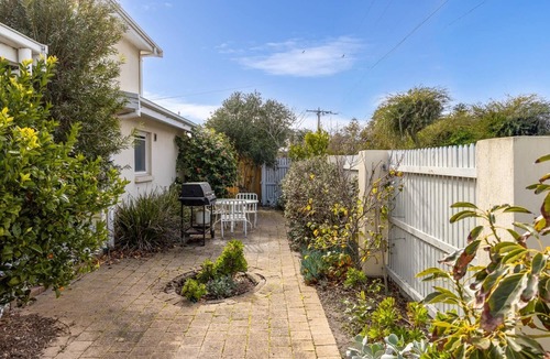 Frankston House | The Foreshore - 50m to Frankston Beach