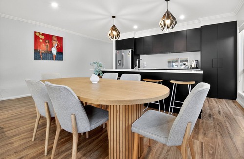 Wagga Wagga House | The Forsyth. Stylish 4-Bed. Near CBD.
