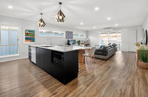 Wagga Wagga House | The Forsyth - Stylish 4BR Near CBD