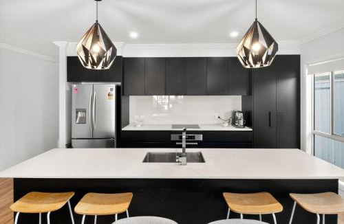 Wagga Wagga House | The Forsyth - Stylish 4BR Near CBD