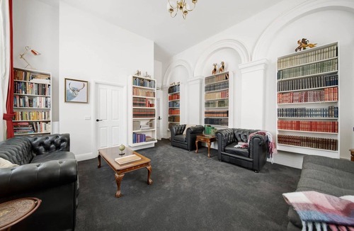 Castlemaine House | The Globe Circa 1855