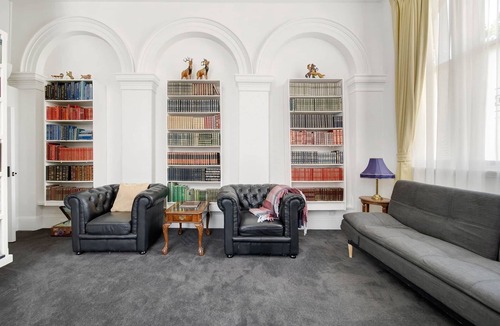 Castlemaine House | The Globe Circa 1855