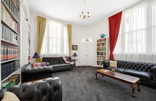 Castlemaine House | The Globe Circa 1855