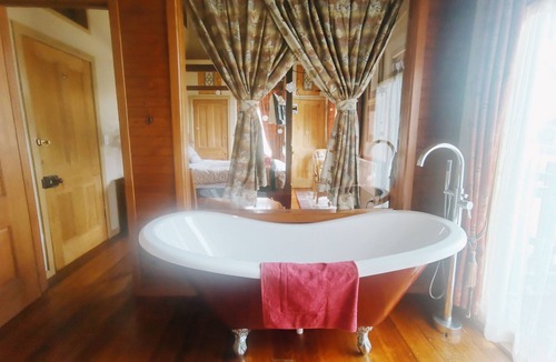 Lakes Entrance Bed & Breakfast | The Goat and Goose B&B
