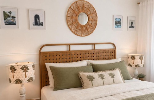 Salamander Bay Apartment | The Golden Palm - Luxury Renovated Resort 1 Bedroom Apartment