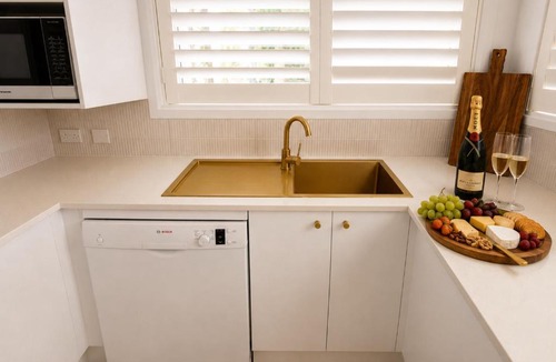 Salamander Bay Apartment | The Golden Palm - Luxury Renovated Resort 1 Bedroom Apartment