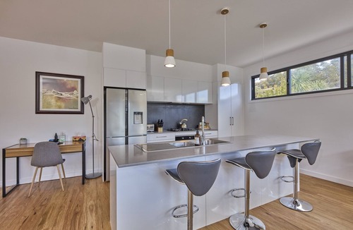 West Launceston House | The Gorge Townhouse | Spacious Family Retreat with Stunning Gorge Views