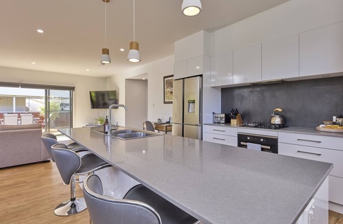 West Launceston House | The Gorge Townhouse | Spacious Family Retreat with Stunning Gorge Views