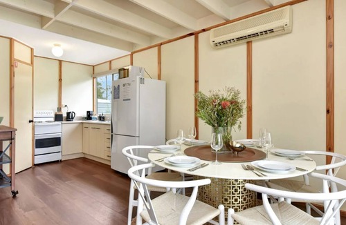 Rothbury Cottage | The Grove Suite with Free Wine Tasting