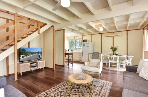 Rothbury Cottage | The Grove Suite with Free Wine Tasting