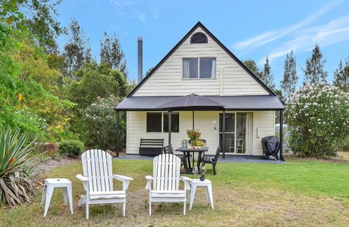 Rothbury Cottage | The Grove Suite with Free Wine Tasting
