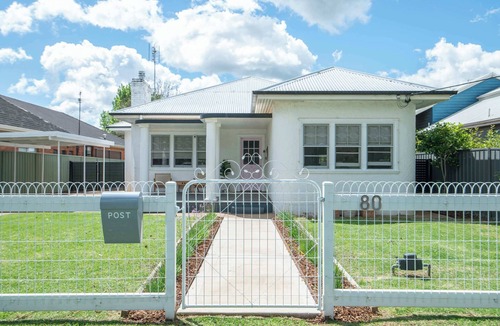 Dubbo House | The Haven - BBQ and Firepit, Pets Welcome!