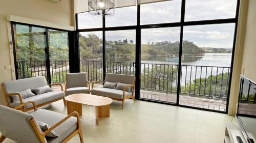 Kalimna House | The Hide Away - Scenic Waterfront Escape