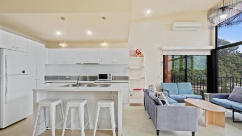 Kalimna House | The Hide Away - Scenic Waterfront Escape