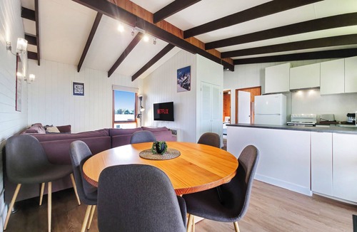 Jindabyne Apartment | *The Hideout - Lake Views | WiFi | Pet Friendly | Smart TV | Bike Storage*