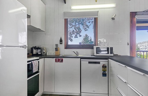 Jindabyne Apartment | *The Hideout - Lake Views | WiFi | Pet Friendly | Smart TV | Bike Storage*