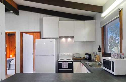 Jindabyne Apartment | *The Hideout - Lake Views | WiFi | Pet Friendly | Smart TV | Bike Storage*