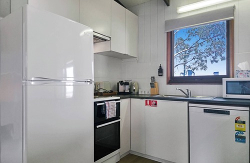 Jindabyne Apartment | *The Hideout - Lake Views | WiFi | Pet Friendly | Smart TV | Bike Storage*