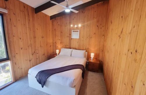 Jindabyne Apartment | The Hideout - Lake Views & Balcony w BBQ I Central Location I Wi-Fi I Smart TV - By HappyHosts