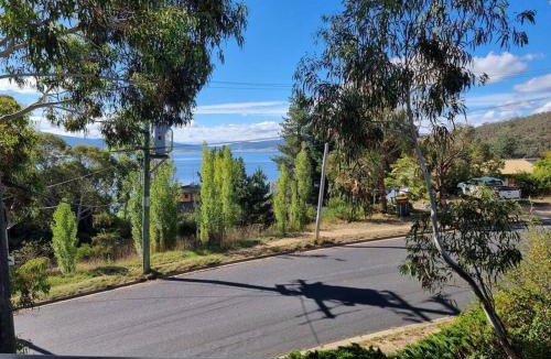 Jindabyne Apartment | The Hideout - Lake Views & Balcony w BBQ I Central Location I Wi-Fi I Smart TV - By HappyHosts