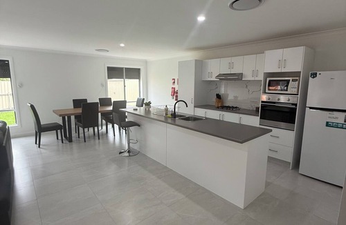 Griffith House | The Holiday Home Griffith - 3 bedrooms -2 bathroom , Double Garage NSW 2680