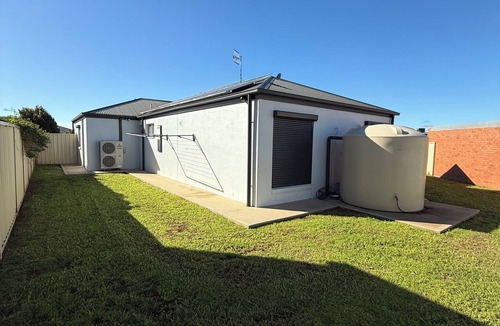 Griffith House | The Holiday Home Griffith - 3 bedrooms -2 bathroom , Double Garage NSW 2680