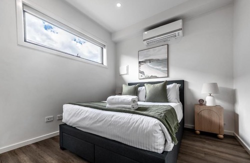 Brunswick West Apartment | The Inner-North Escape - Free Parking & Wifi