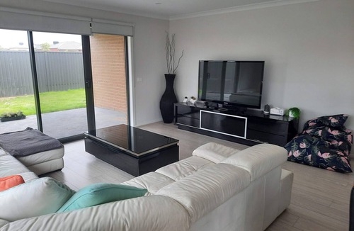 St Leonards House | The Jewel of Seachange | Modern Family Retreat Minutes from the Beach