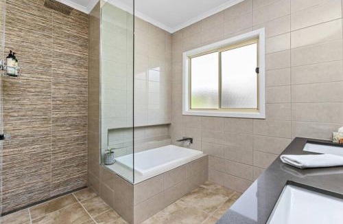 Apollo Bay House | The Landcastle ~Family Holiday Home~Corporate Wifi
