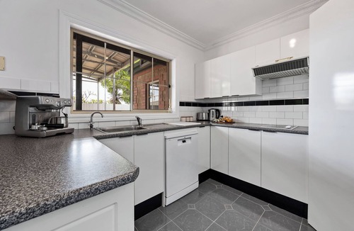 Port Lincoln House | The Laneway | 3BR for Families & Crews · Walk to Town