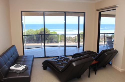Port Hughes House | The Lighthouse - Beachfront Accommodation