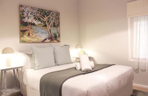 Central Mudgee House | The Little White Cottage - Country Elegance Near CBD