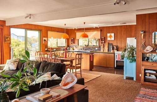 Apollo Bay House | THE LOBSTERPOT BEACH HOUSE - views and walking distance to shops