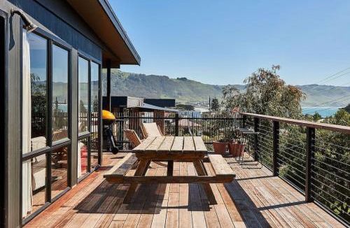 Apollo Bay House | THE LOBSTERPOT BEACH HOUSE - views and walking distance to shops