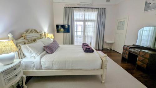 Merredin House | The Merredin Treasury, Heritage House, sleeps 9