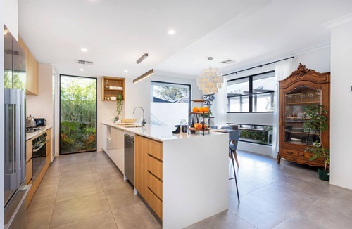 City Beach House | The Modern Lux - Executive Escapes