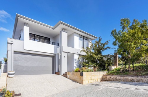 City Beach House | The Modern Lux - Executive Escapes
