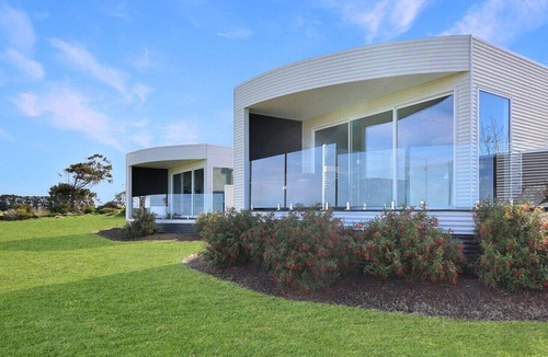 Point Lonsdale Villa | The Nest Luxury Stay- Disability suitable, Private bath tub on deck with views, Breakfast included