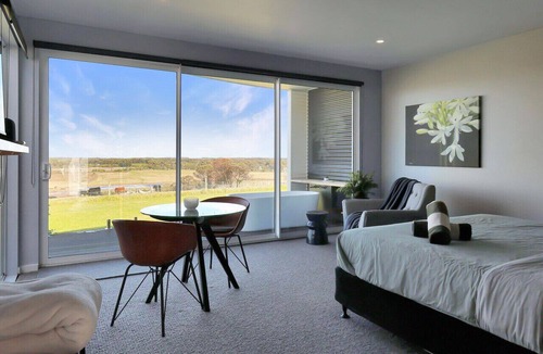 Point Lonsdale Villa | The Nest Luxury Stay- Disability suitable, Private bath tub on deck with views, Breakfast included