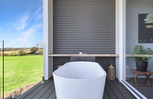 Point Lonsdale Villa | The Nest Luxury Stay- Disability suitable, Private bath tub on deck with views, Breakfast included