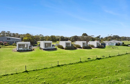Point Lonsdale Villa | The Nest- Luxury Pod w King bed + private spa