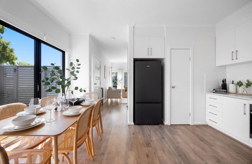Kidman Park House | The Oak Grove - Stylish Retreat between Beach & CBD