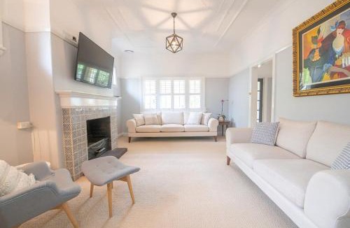 Orange House | The Oaks on March Stunning & Elegant CBD Home
