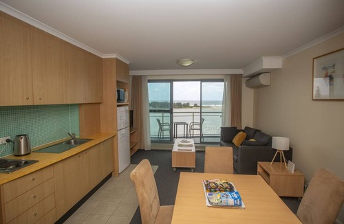 The Entrance Apartment | THE OAKS WATERFRONT APARTMENT